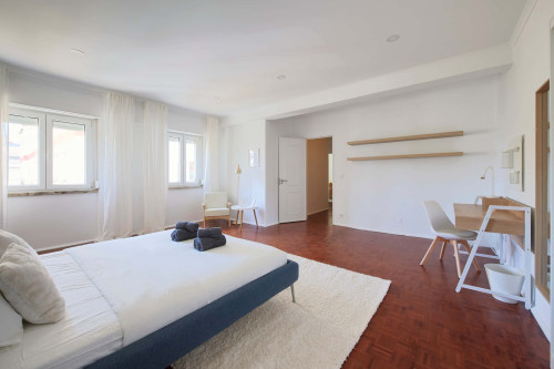 Room with private bathroom in a 4-bedroom apartment in Rua República da Bolívia, Lisboa - Room 1 - Gallery - 5