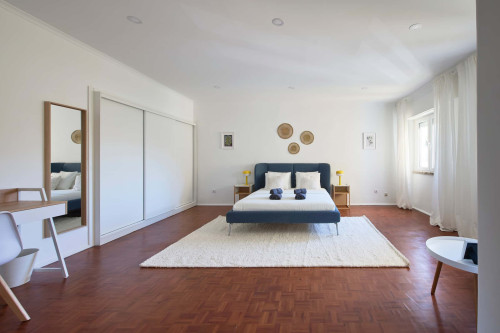 Room with private bathroom in a 4-bedroom apartment in Rua República da Bolívia, Lisboa - Room 1