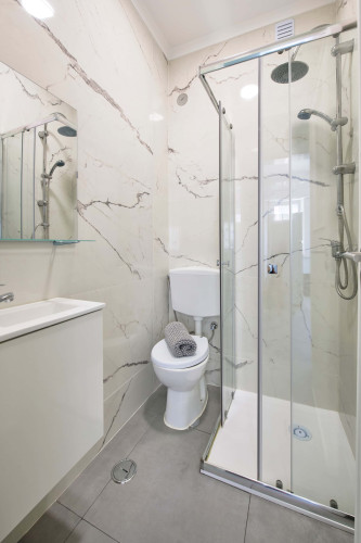 Room with private bathroom in a 4-bedroom apartment in Rua República da Bolívia, Lisboa - Room 1 - Gallery - 11