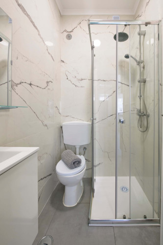 Room with private bathroom in a 4-bedroom apartment in Rua República da Bolívia, Lisboa - Room 1 - Gallery - 12
