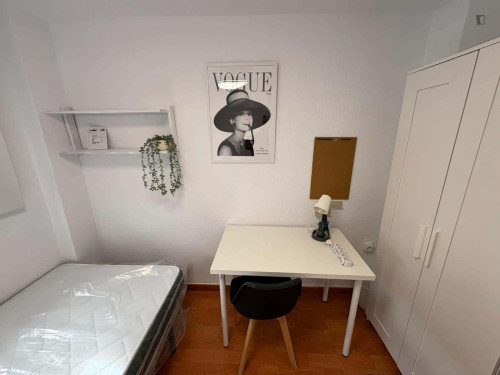 Room in Calle Platero Pedrajas, Córdoba with 3 bedrooms - Gallery - 2