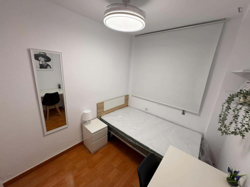 Room in Calle Platero Pedrajas, Córdoba with 3 bedrooms - Gallery - 5