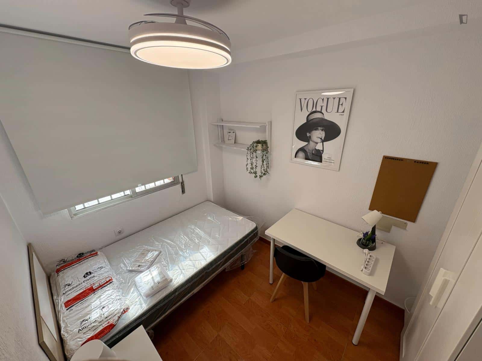 Room In Calle Platero Pedrajas, Córdoba With 3 Bedrooms - 1