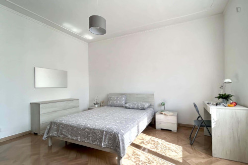 Room in Via Alfredo Cappellini, Firenze for 100 m² with 3 bedrooms