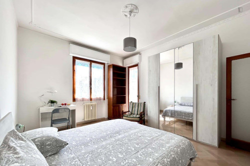 Room in Via Alfredo Cappellini, Firenze for 100 m² with 3 bedrooms