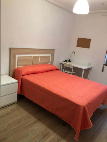 Room in Calle Llano Ponte, Oviedo with 4 bedrooms