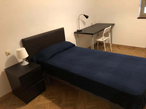 Room in Calle Llano Ponte, Oviedo with 4 bedrooms