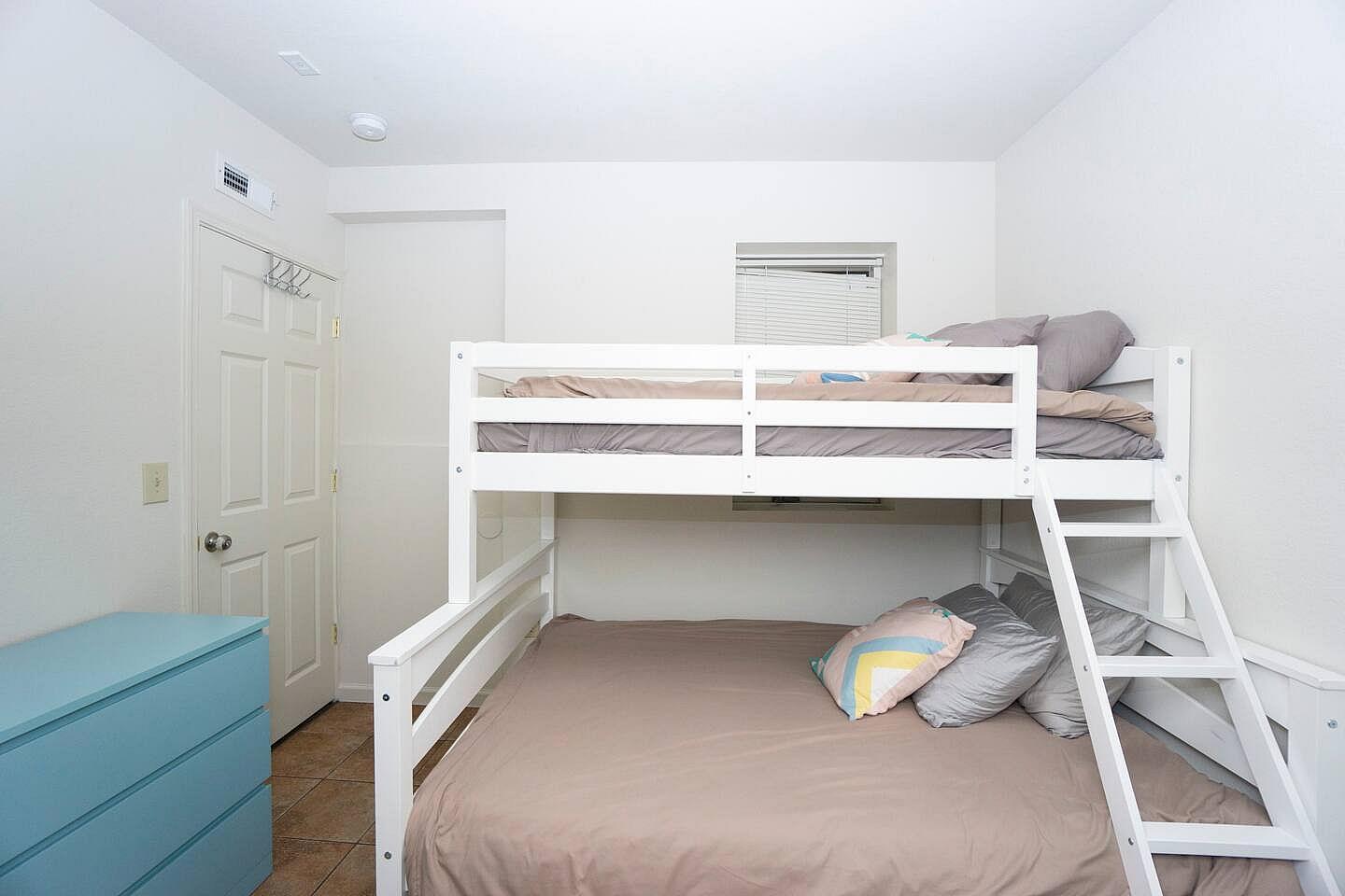  Dwight 7  -  8 min Walk to Campus | Big & Modern House w/ Coworking  - Gallery -  11