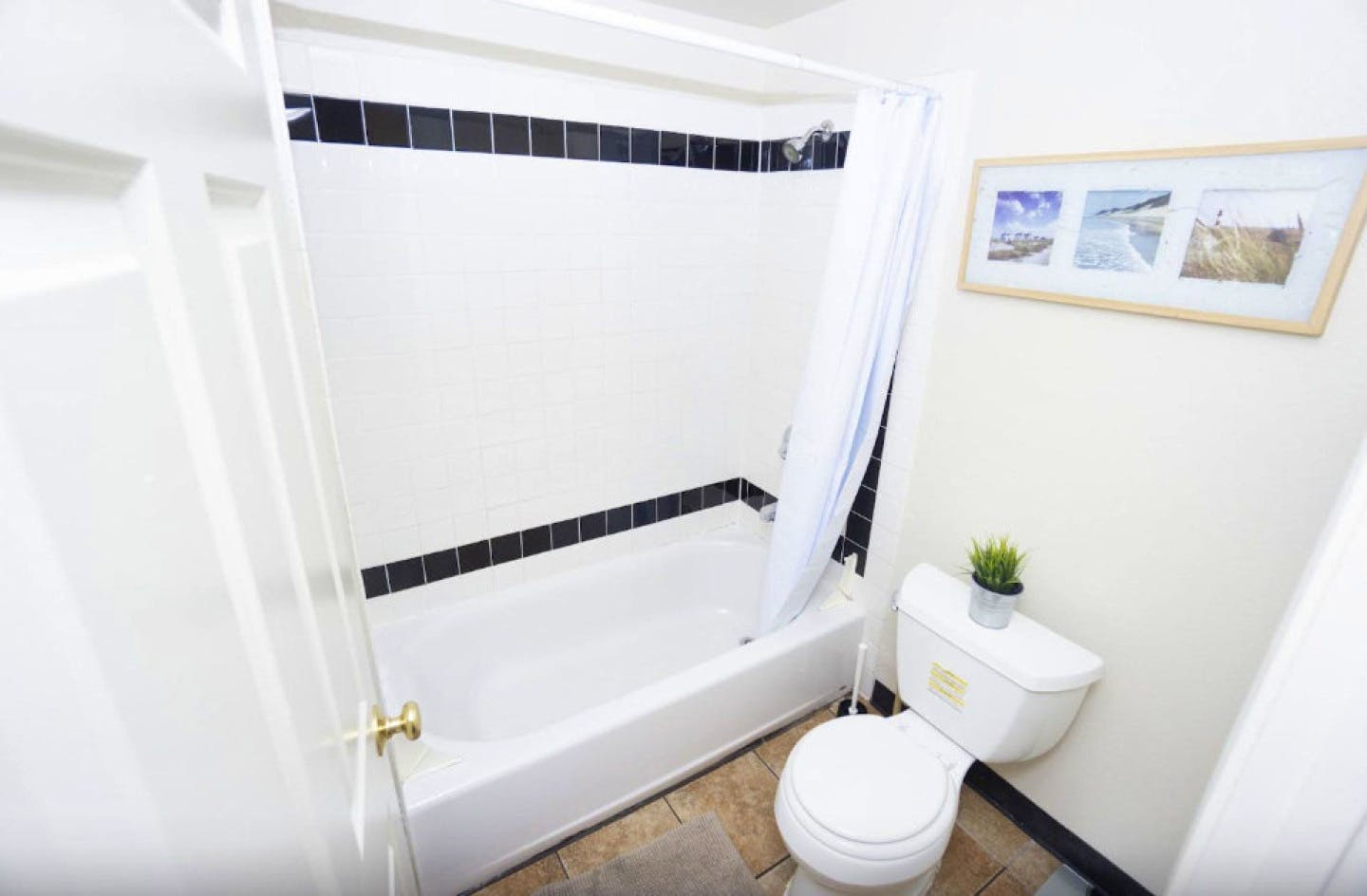  Bed In A 2-Bed Gender Separated Room  -  8 min Walk to Campus | Big & Modern House w/ Coworking  - Gallery -  34