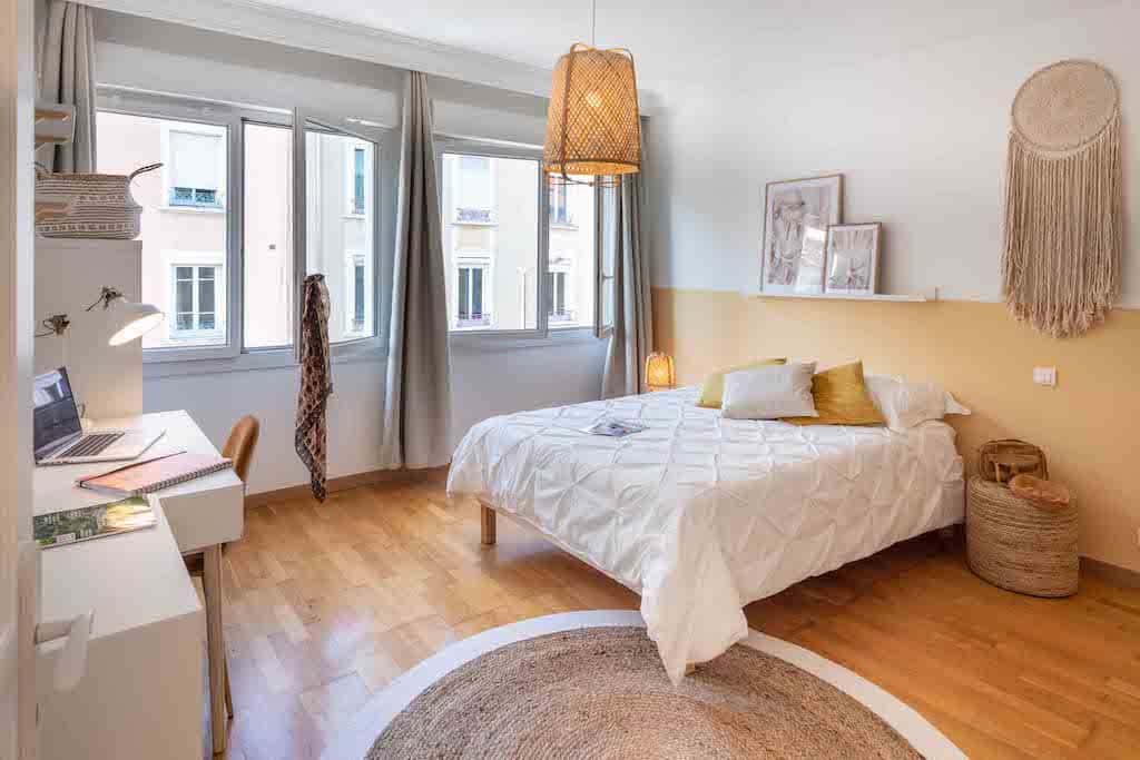 Room In Boulevard Emile Zola, Oullins-Pierre-Bénite For 170 M² With 7 Bedrooms - 1