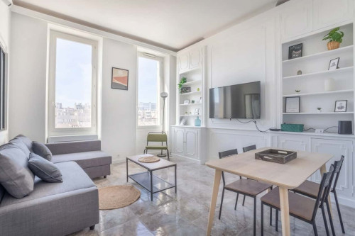 Room in Rue Bugeaud, Marseille for 90 m² with 4 bedrooms
