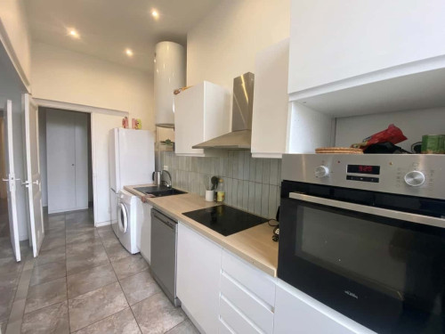 Room in Rue Bugeaud, Marseille for 90 m² with 4 bedrooms