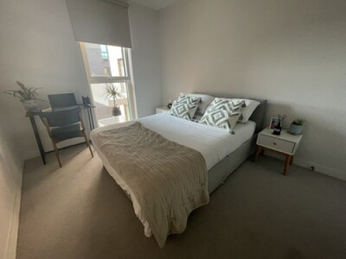 Bright Double Room - Elizabeth Line - Gallery - 6