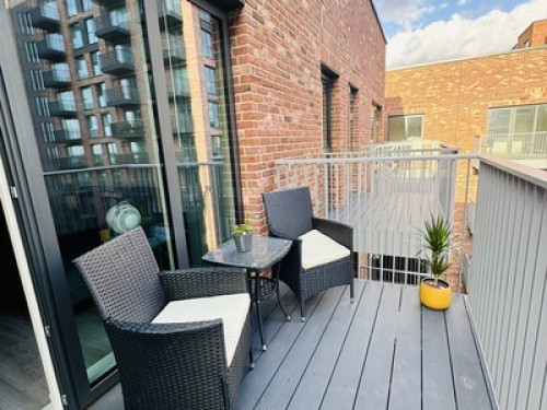Bright Double Room - Elizabeth Line - Gallery - 5