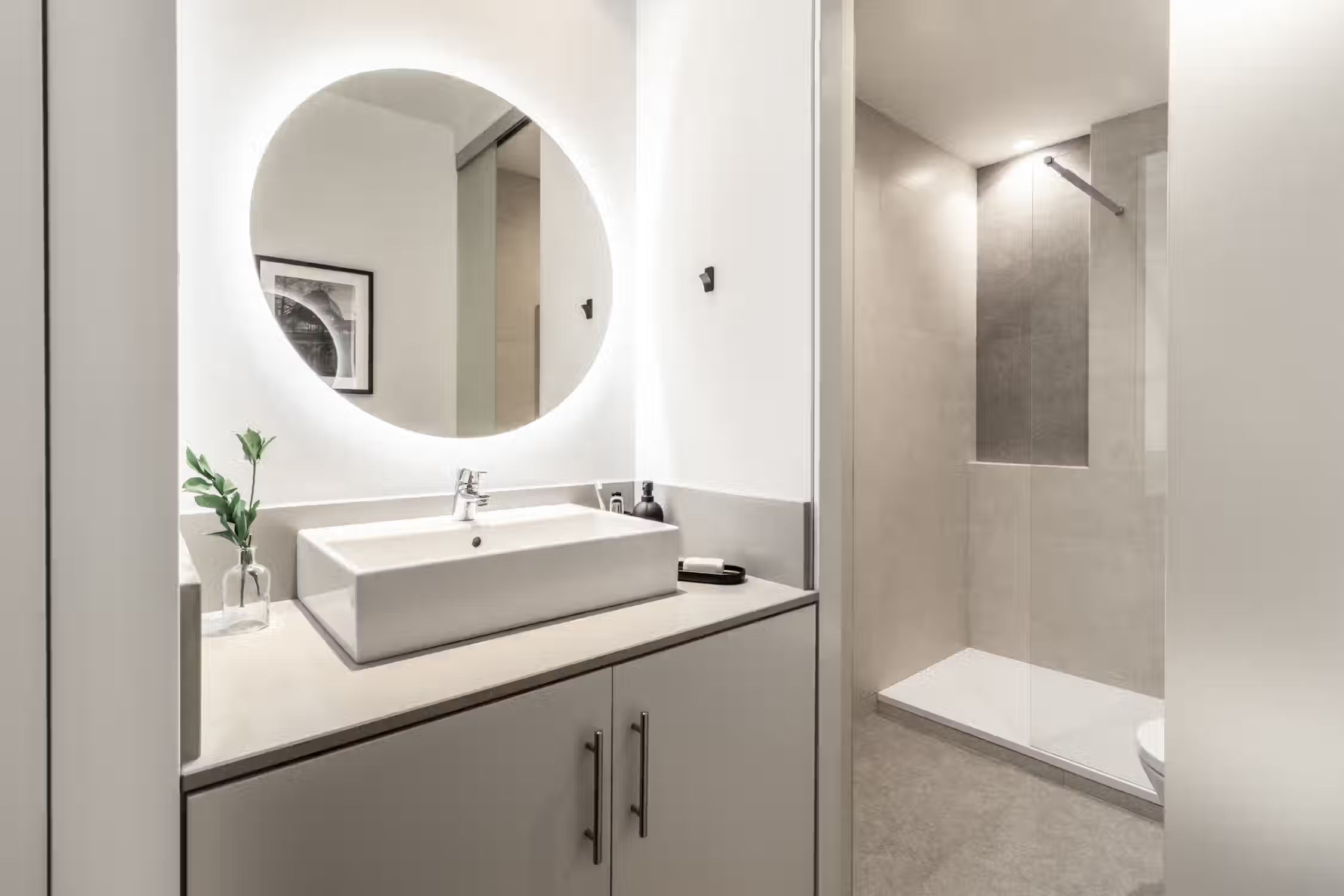 Modern & Beautiful Apartment Located In Düsseldorf - 1