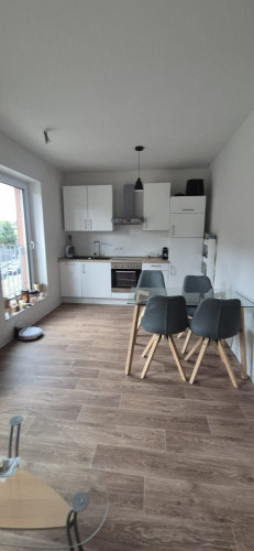 Modern, Centrally Located Apartment with Underground Parking - Gallery - 7