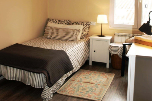 Room in Calle San Melchor García Sampedro, Oviedo with 3 bedrooms