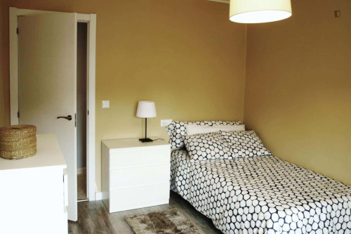 Room in Calle San Melchor García Sampedro, Oviedo with 3 bedrooms