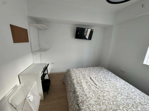 Room in Calle Jaime Segarra, Alicante for 90 m² with 5 bedrooms