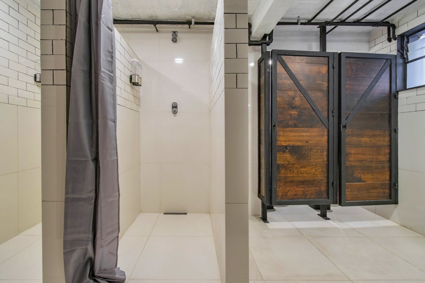  Private Deluxe Queen Room  -  Industrial Designed Building w/ Coworking + Rooftop Deck  - Gallery -  7