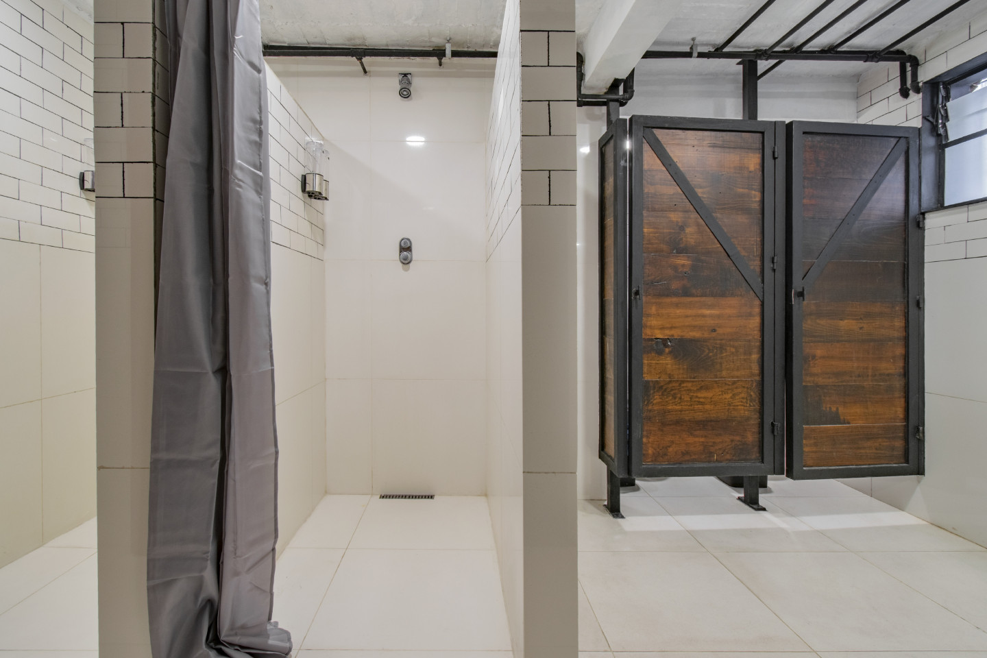  Private Deluxe Queen Room  -  Industrial Designed Building w/ Coworking + Rooftop Deck  - Gallery -  16