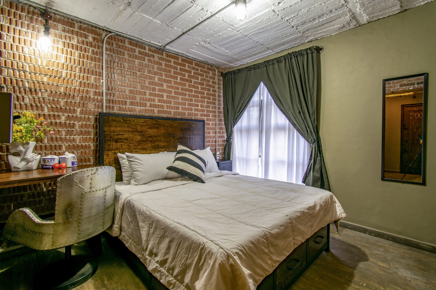  Private Deluxe Queen Room  -  Industrial Designed Building w/ Coworking + Rooftop Deck  - Gallery -  11