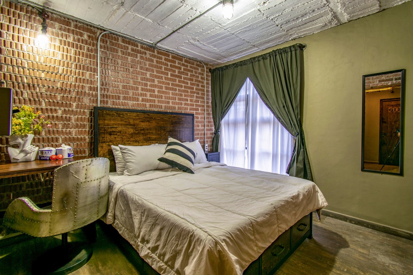 Private Deluxe Queen Room  -  Industrial Designed Building w/ Coworking + Rooftop Deck  - Gallery -  2