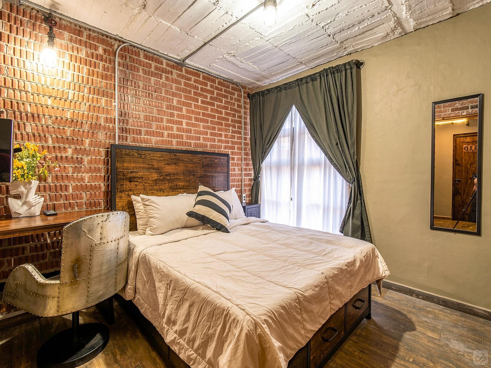  Private Deluxe Queen Room  -  Industrial Designed Building w/ Coworking + Rooftop Deck  - Gallery -  29