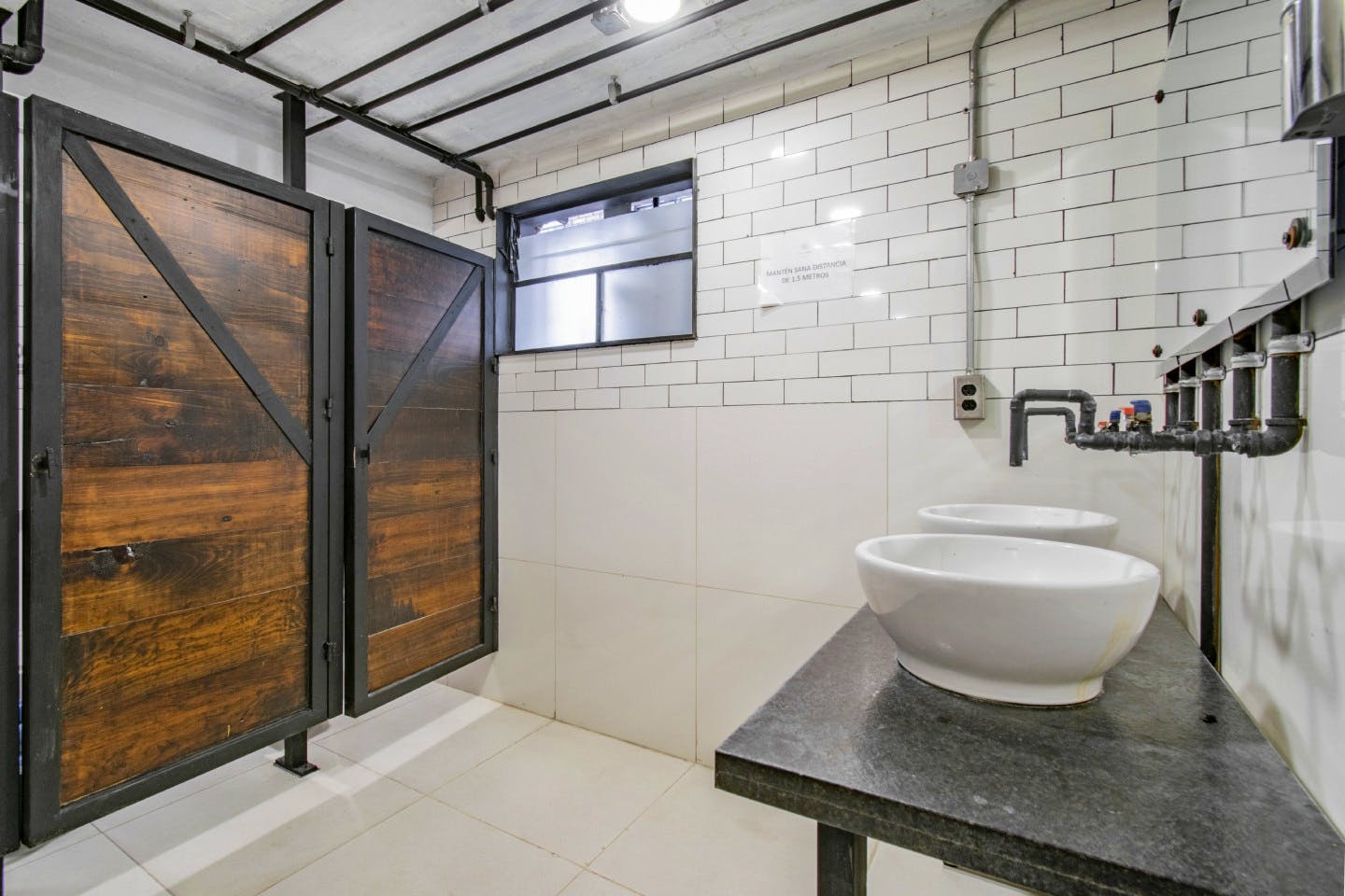  Private Deluxe Queen Room  -  Industrial Designed Building w/ Coworking + Rooftop Deck  - Gallery -  6