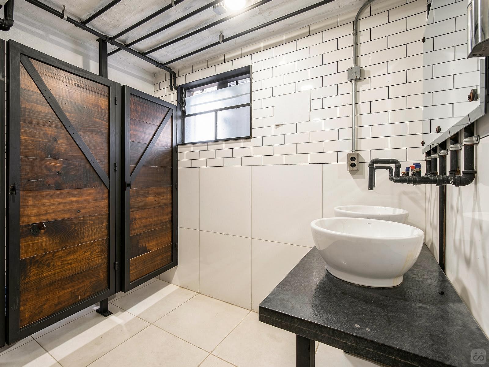  Private Deluxe Queen Room  -  Industrial Designed Building w/ Coworking + Rooftop Deck  - Gallery -  33