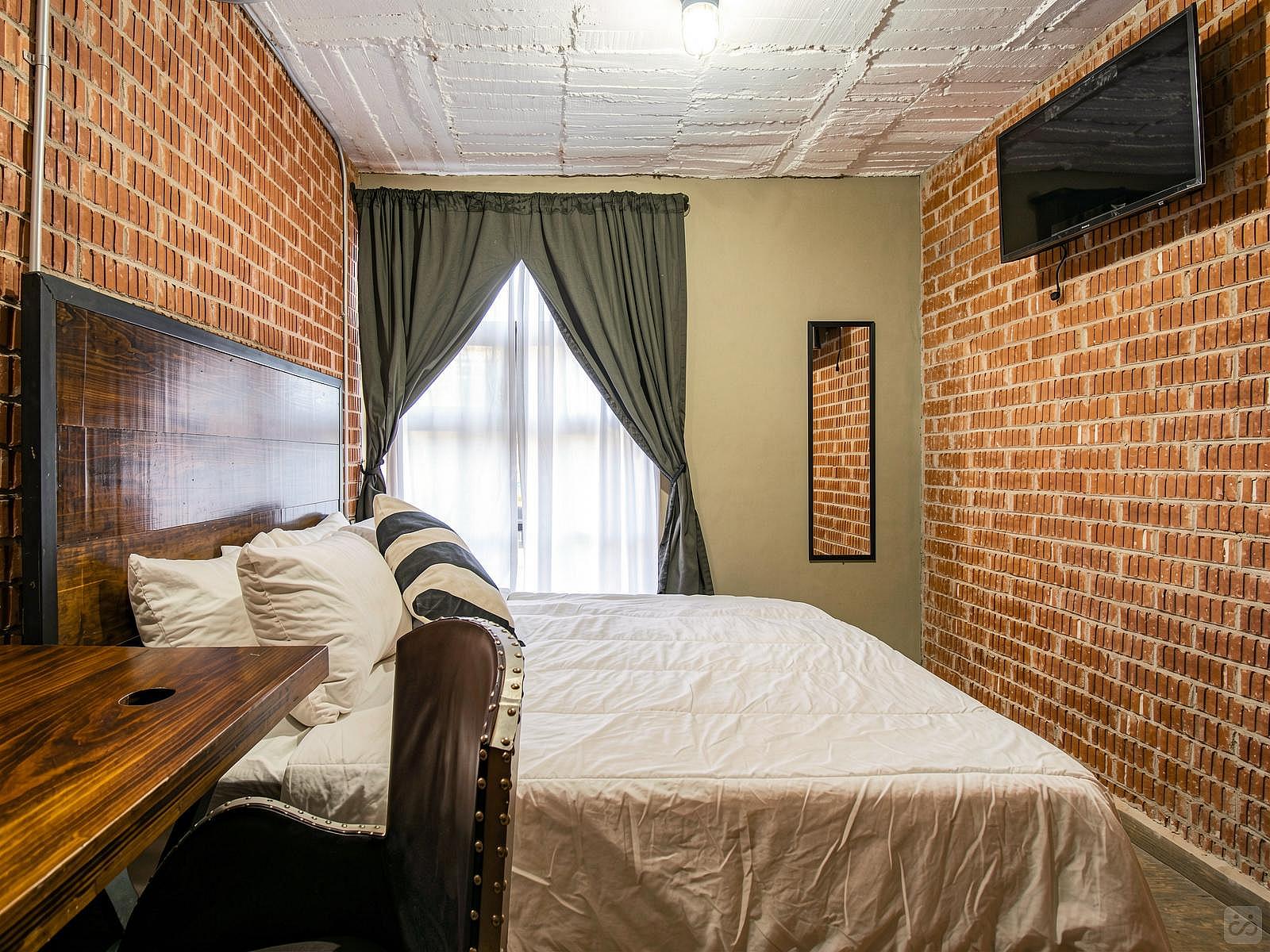  Private Deluxe Queen Room  -  Industrial Designed Building w/ Coworking + Rooftop Deck  - Gallery -  28