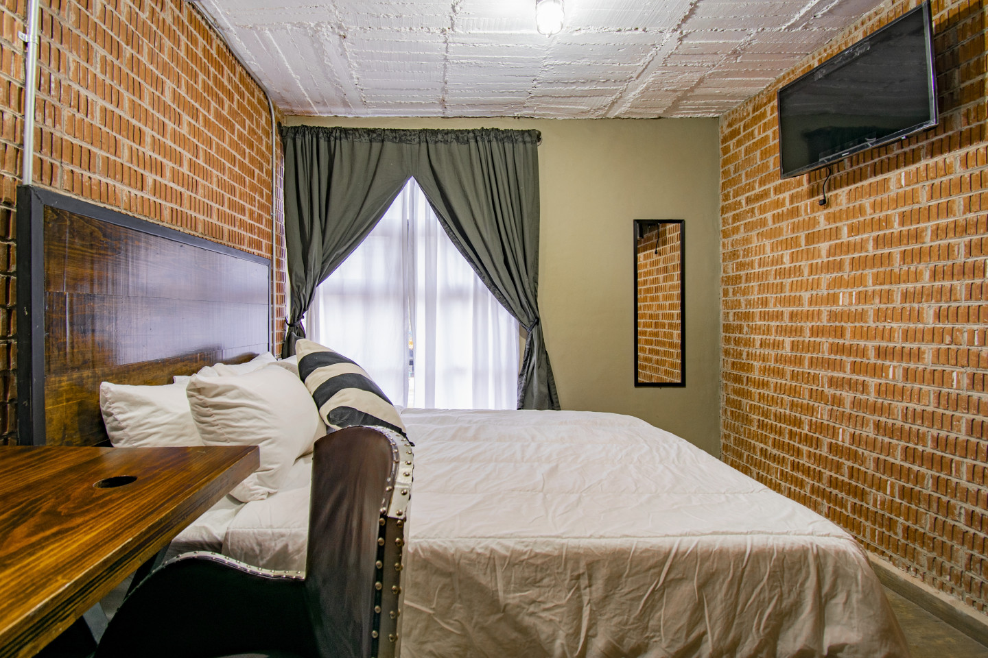  Private Deluxe Queen Room  -  Industrial Designed Building w/ Coworking + Rooftop Deck  - Gallery -  10