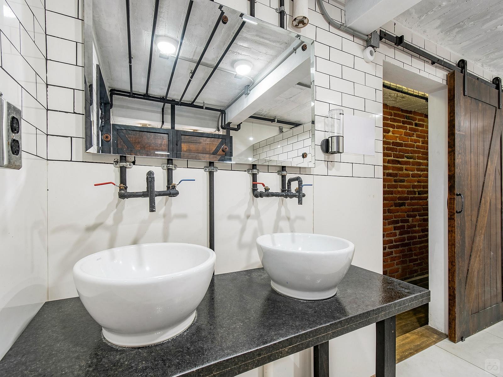  Private Deluxe Queen Room  -  Industrial Designed Building w/ Coworking + Rooftop Deck  - Gallery -  36