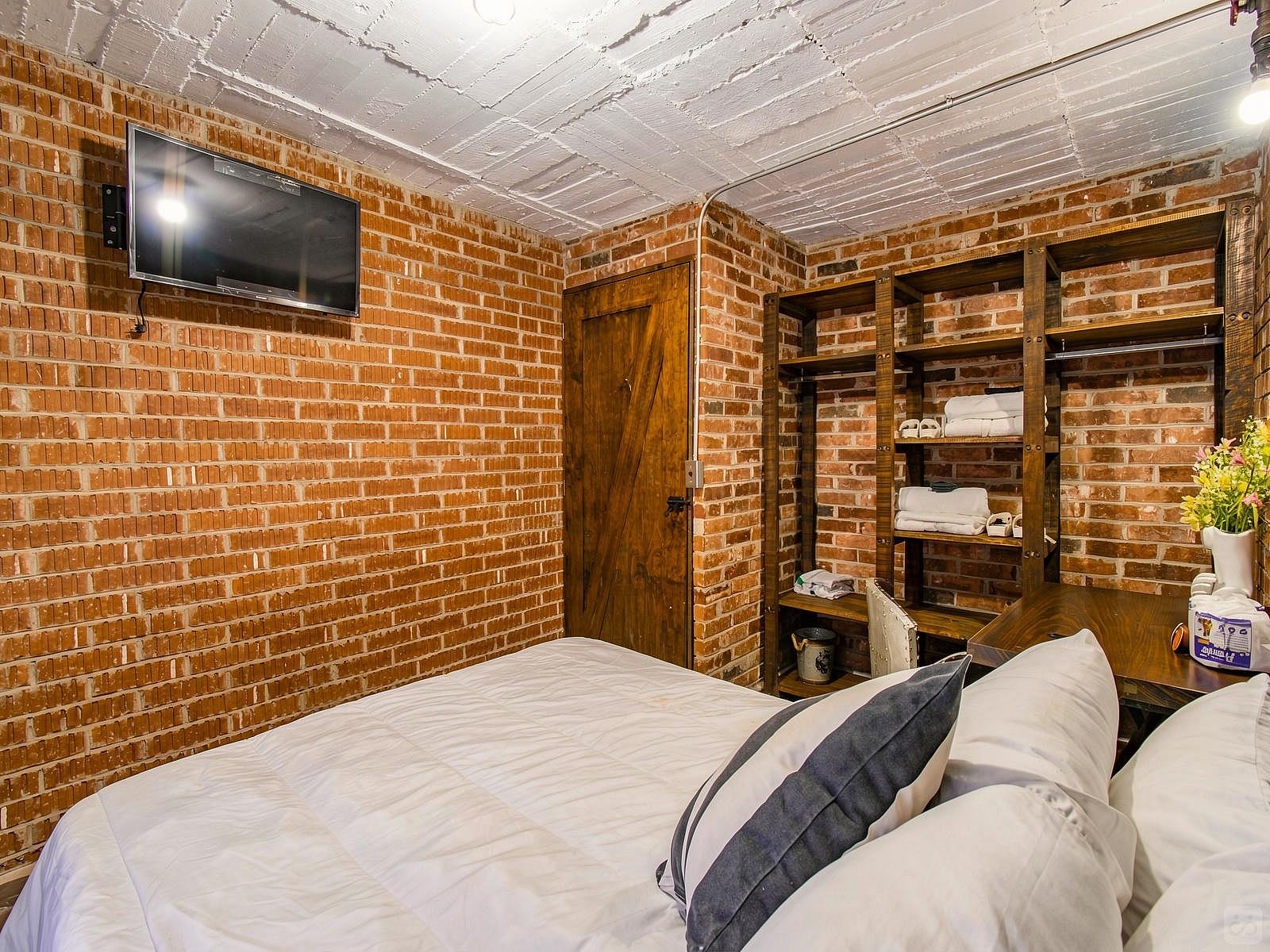  Private Deluxe Queen Room  -  Industrial Designed Building w/ Coworking + Rooftop Deck  - Gallery -  31