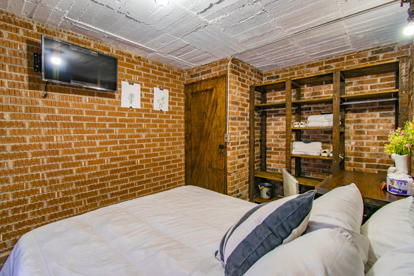  Private Deluxe Queen Room  -  Industrial Designed Building w/ Coworking + Rooftop Deck  - Gallery -  4