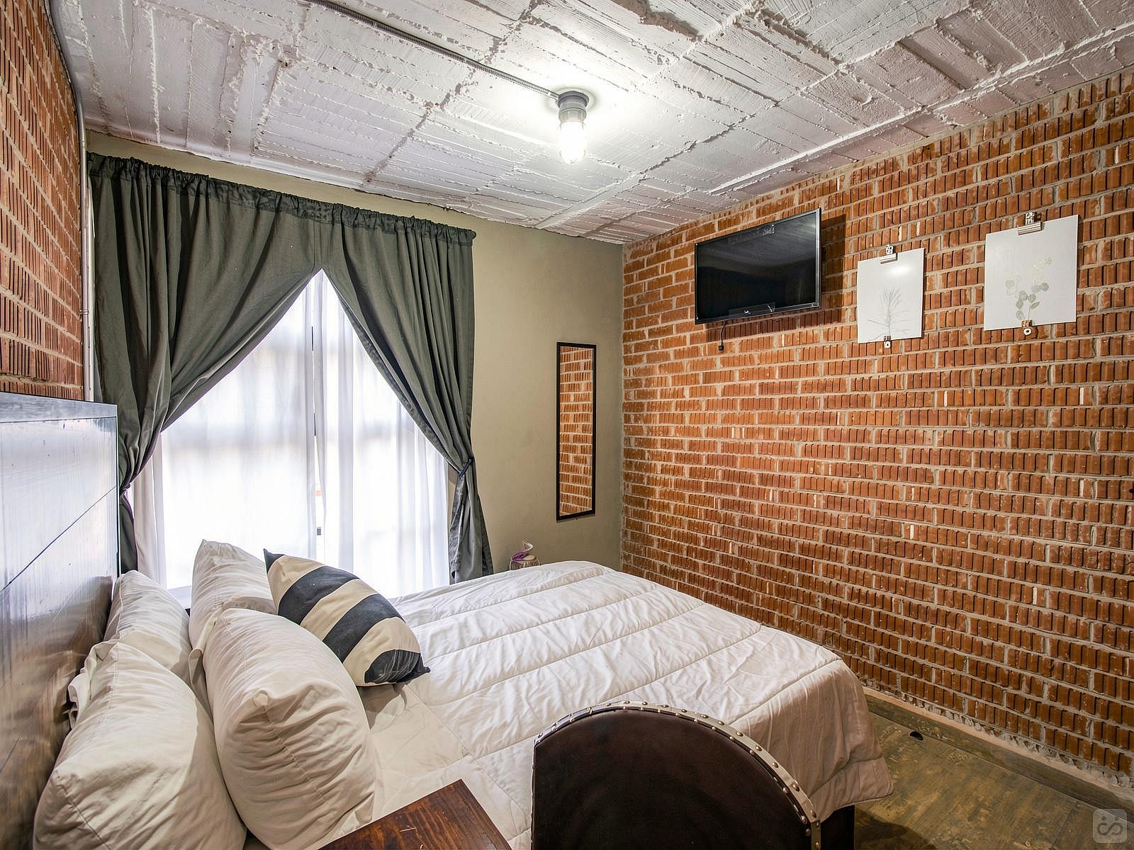  Private Deluxe Queen Room  -  Industrial Designed Building w/ Coworking + Rooftop Deck  - Gallery -  32