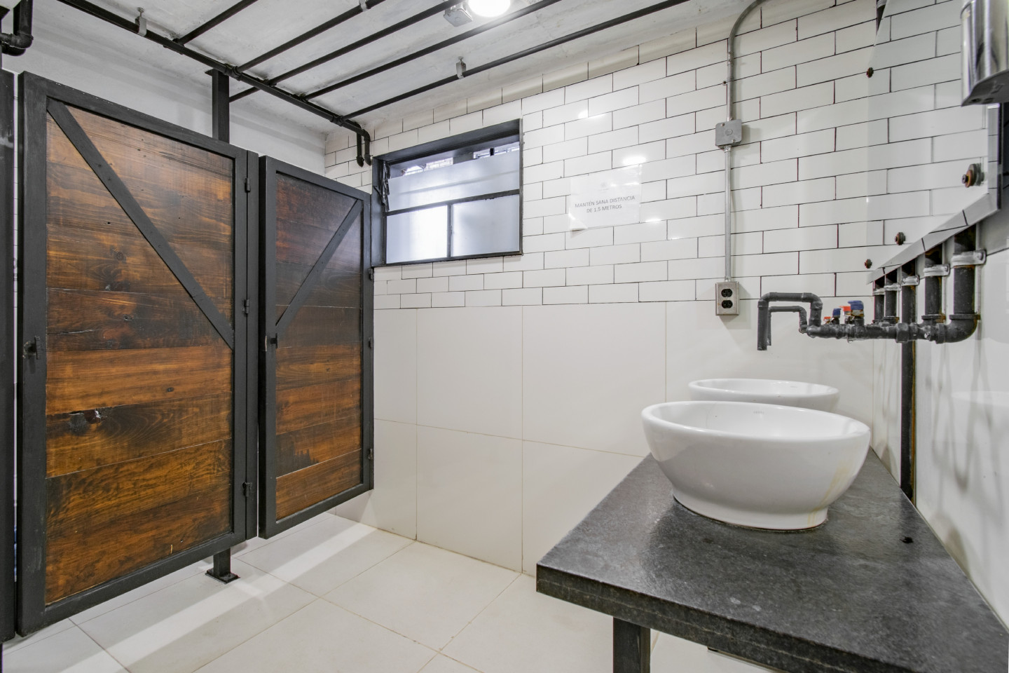  Private Deluxe Queen Room  -  Industrial Designed Building w/ Coworking + Rooftop Deck  - Gallery -  15