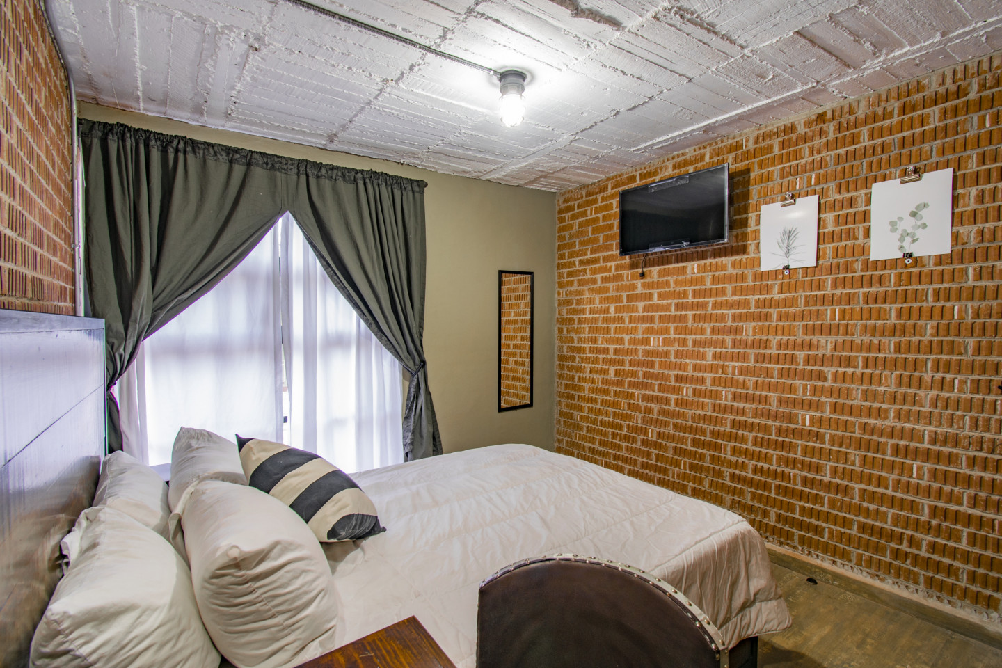  Private Deluxe Queen Room  -  Industrial Designed Building w/ Coworking + Rooftop Deck  - Gallery -  14