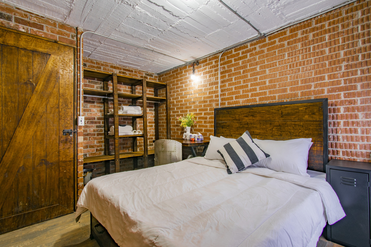  Private Deluxe Queen Room  -  Industrial Designed Building w/ Coworking + Rooftop Deck  - Gallery -  12