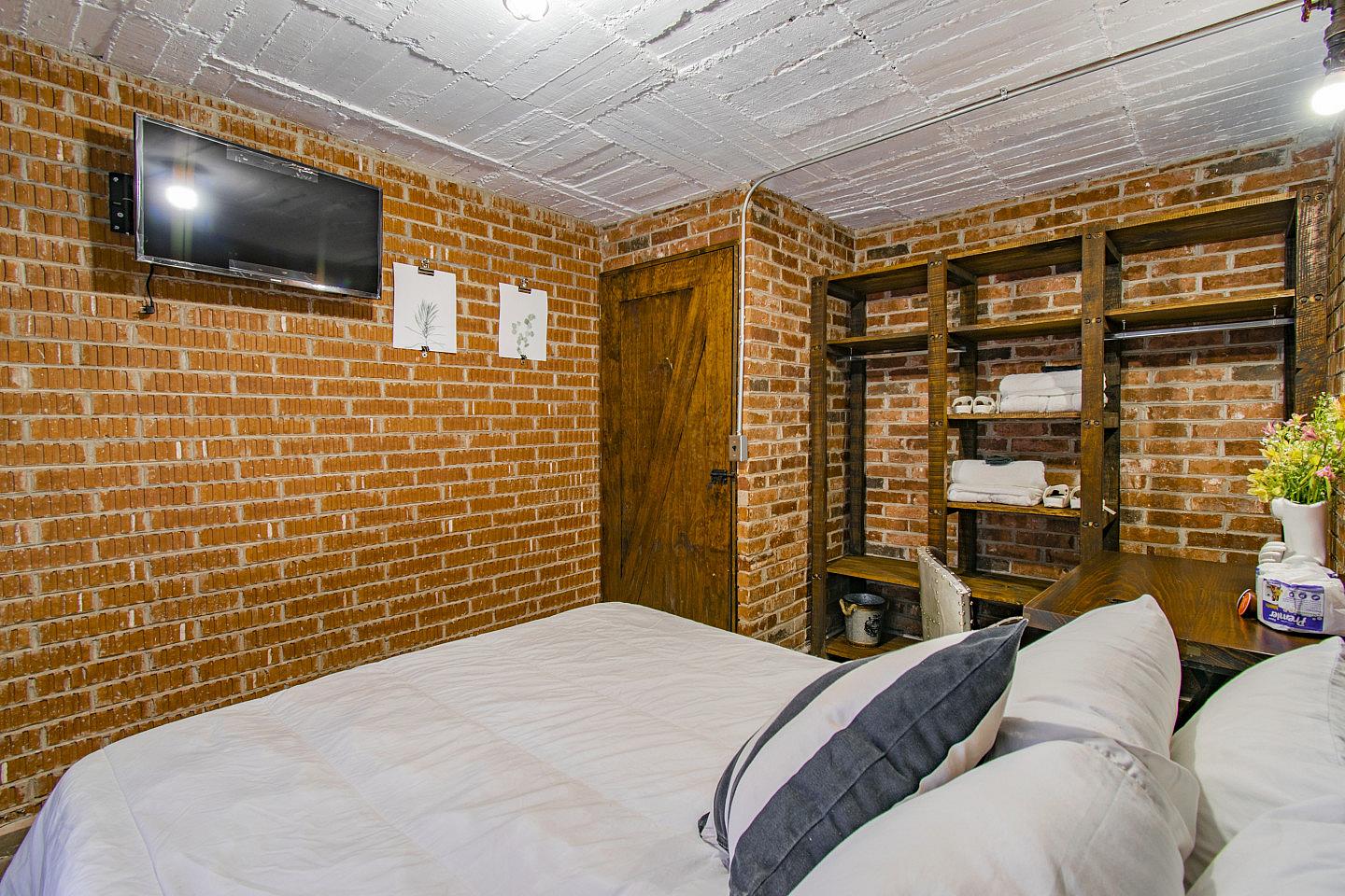  Private Deluxe Queen Room  -  Industrial Designed Building w/ Coworking + Rooftop Deck  - Gallery -  22