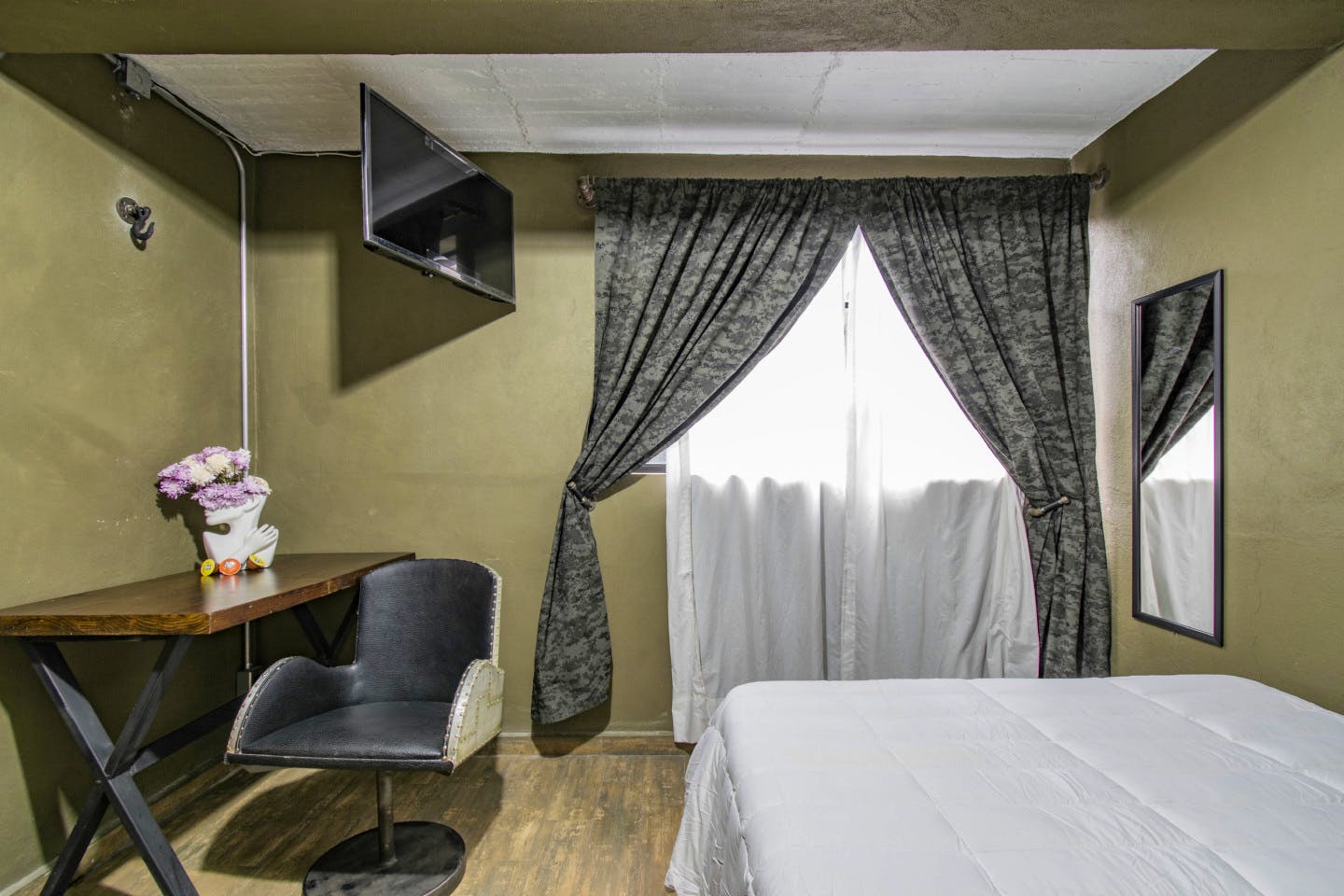  Private Deluxe Full Room  -  Industrial Designed Building w/ Coworking + Rooftop Deck  - Gallery -  4