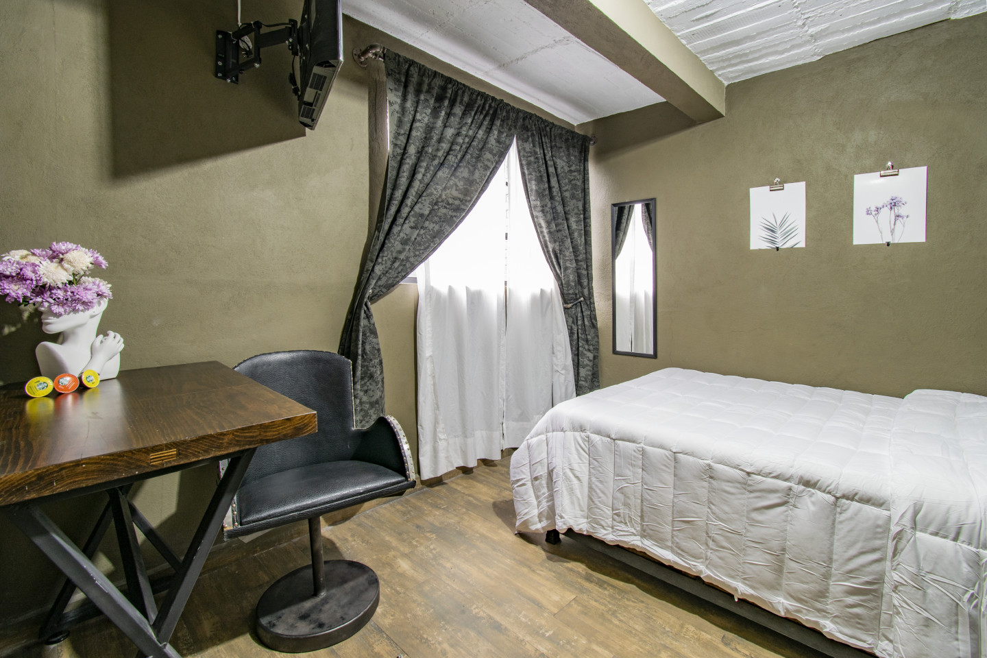  Private Deluxe Full Room  -  Industrial Designed Building w/ Coworking + Rooftop Deck  - Gallery -  10