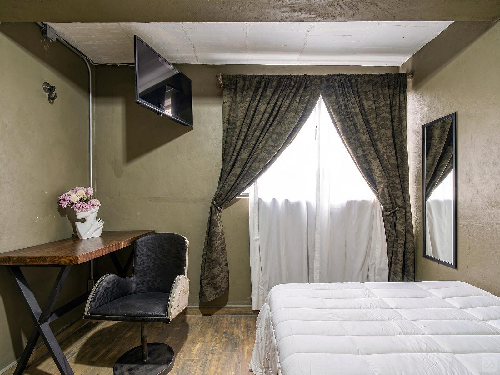  Private Deluxe Full Room  -  Industrial Designed Building w/ Coworking + Rooftop Deck  - Gallery -  36