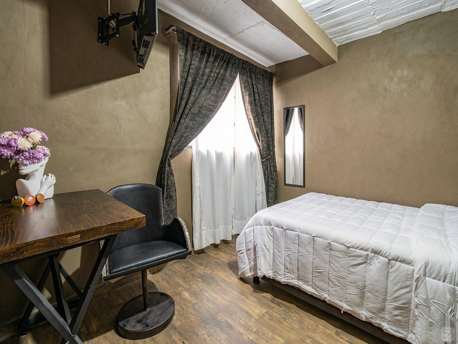  Private Deluxe Full Room  -  Industrial Designed Building w/ Coworking + Rooftop Deck  - Gallery -  34