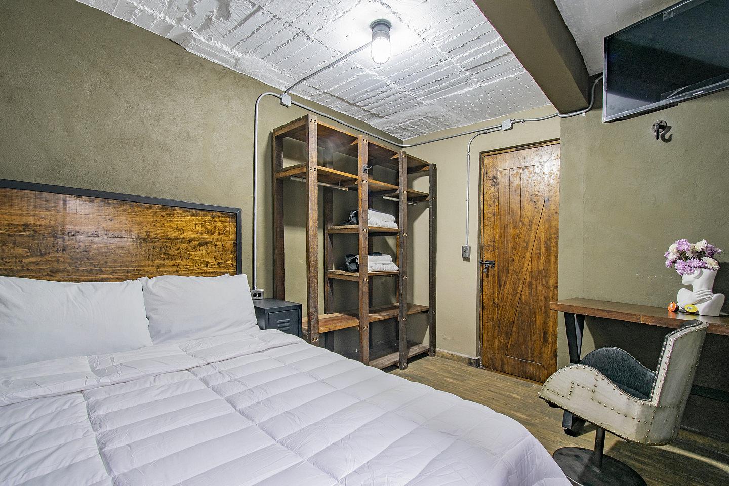  Private Deluxe Full Room  -  Industrial Designed Building w/ Coworking + Rooftop Deck  - Gallery -  27
