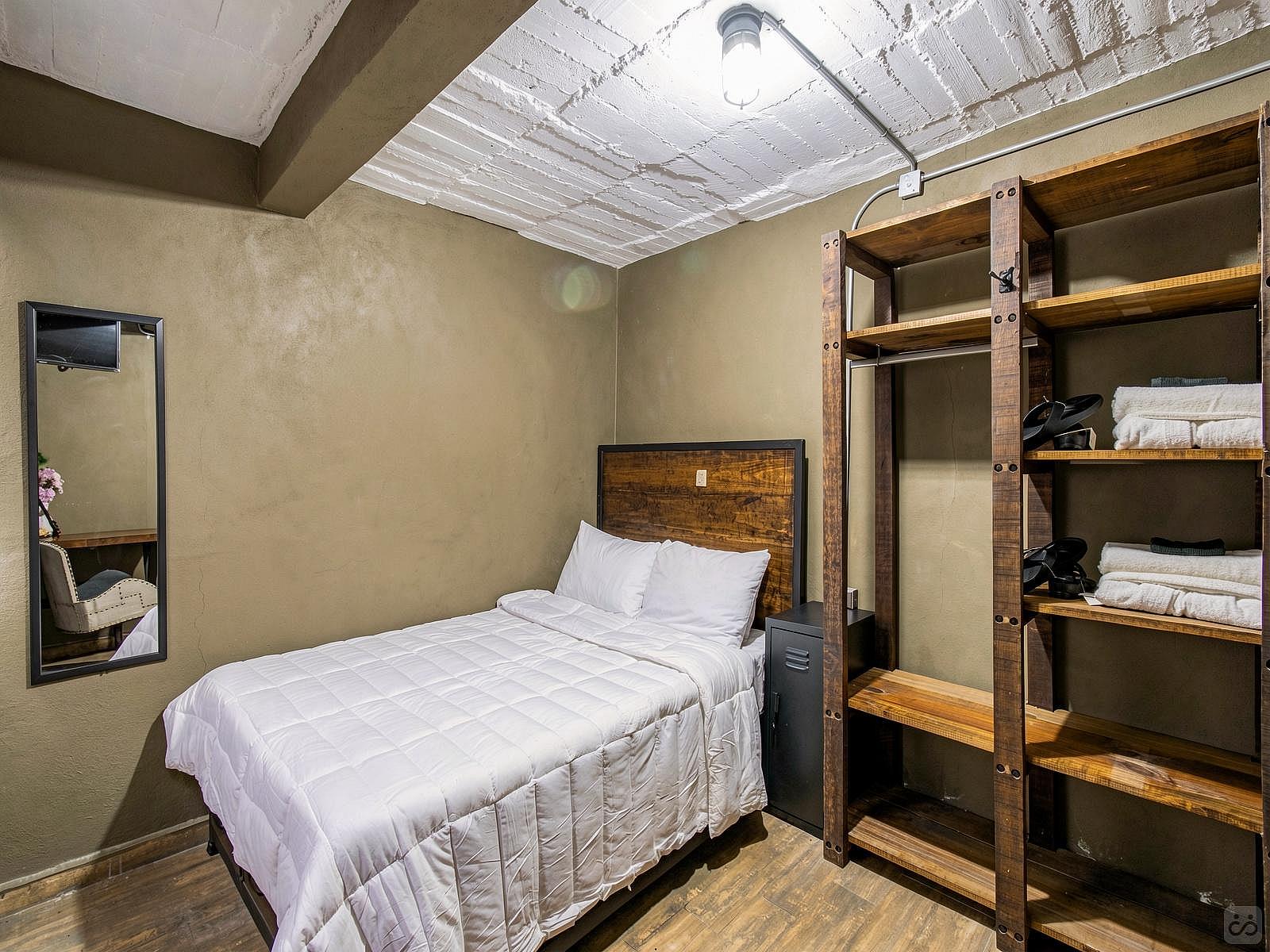  Private Deluxe Full Room  -  Industrial Designed Building w/ Coworking + Rooftop Deck  - Gallery -  33