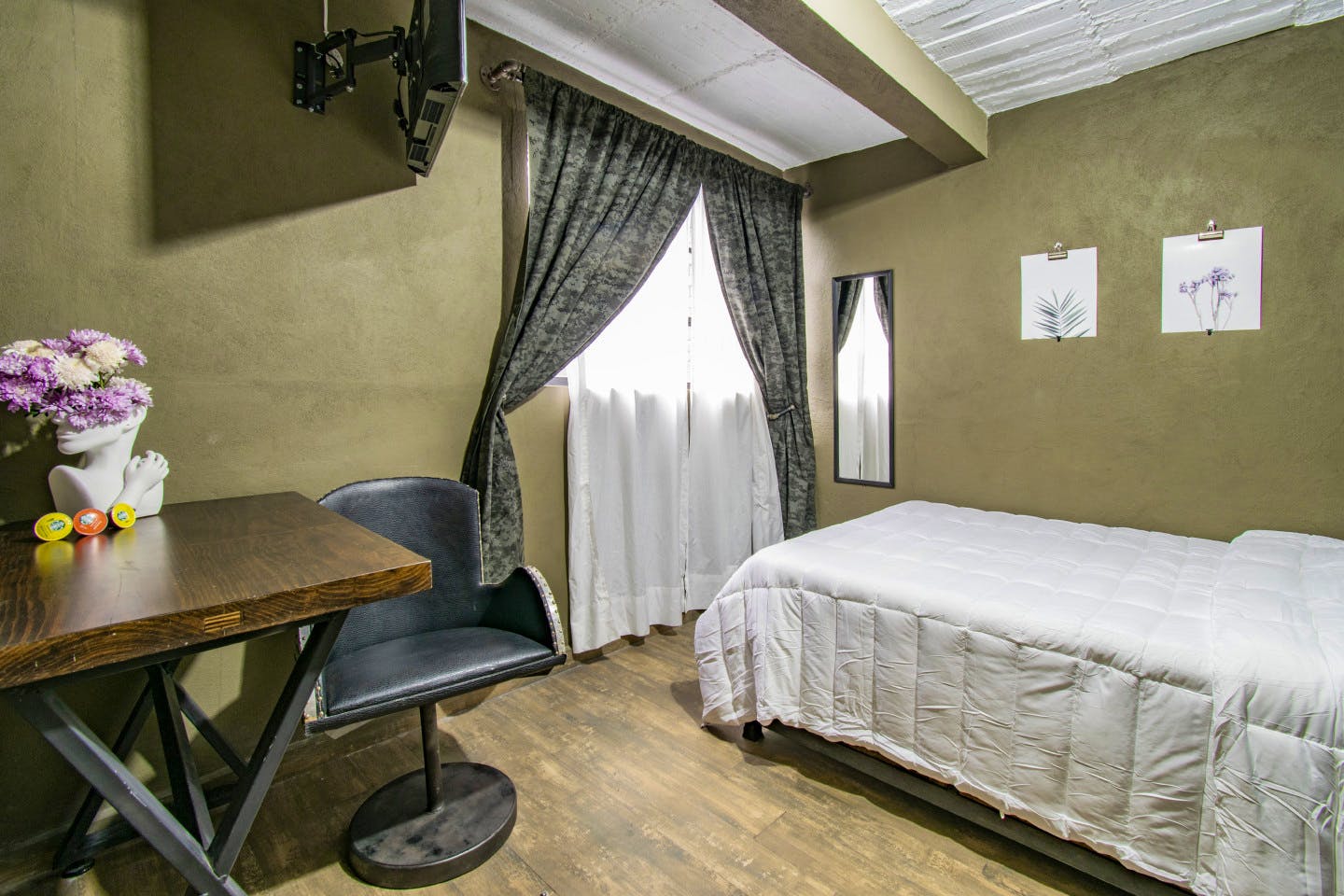  Private Deluxe Full Room  -  Industrial Designed Building w/ Coworking + Rooftop Deck  - Gallery -  2