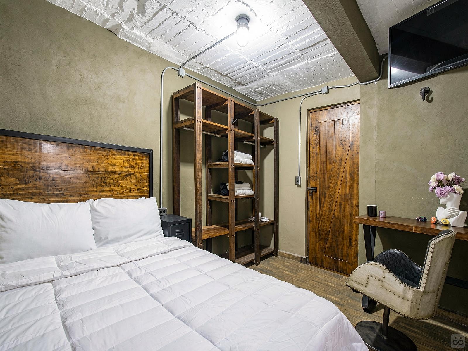  Private Deluxe Full Room  -  Industrial Designed Building w/ Coworking + Rooftop Deck  - Gallery -  35