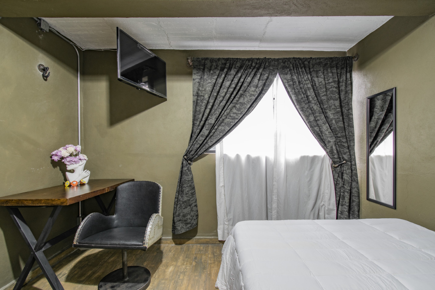  Private Deluxe Full Room  -  Industrial Designed Building w/ Coworking + Rooftop Deck  - Gallery -  12