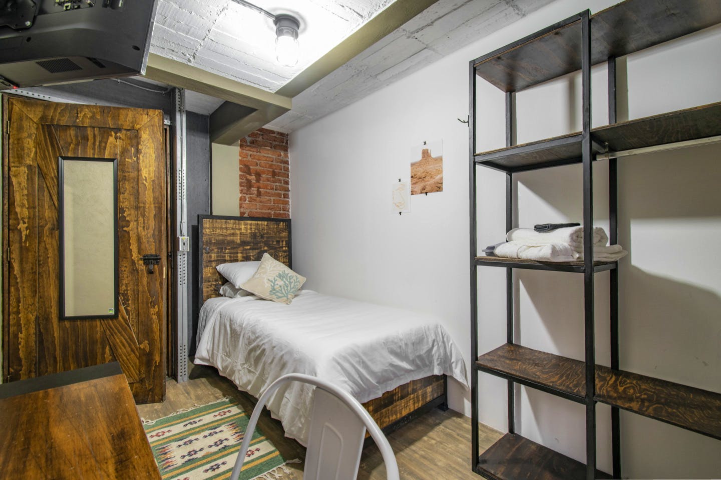  Private Deluxe Single Room  -  Industrial Designed Building w/ Coworking + Rooftop Deck  - Gallery -  4